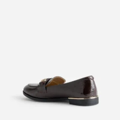 Mocassin bordeaux verni effet python barrette dorée
