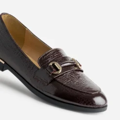 Mocassin bordeaux verni effet python barrette dorée