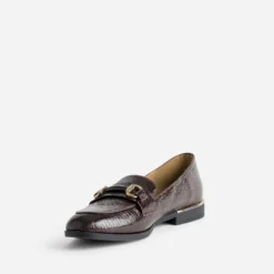 Mocassin bordeaux verni effet python barrette dorée