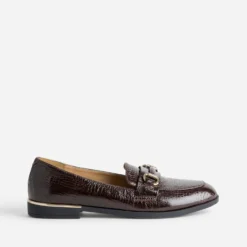 Mocassin bordeaux verni effet python barrette dorée