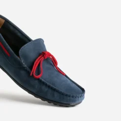Mocassin marine cuir velours lacet rouge