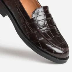 Mocassin marron verni embossage effet croco