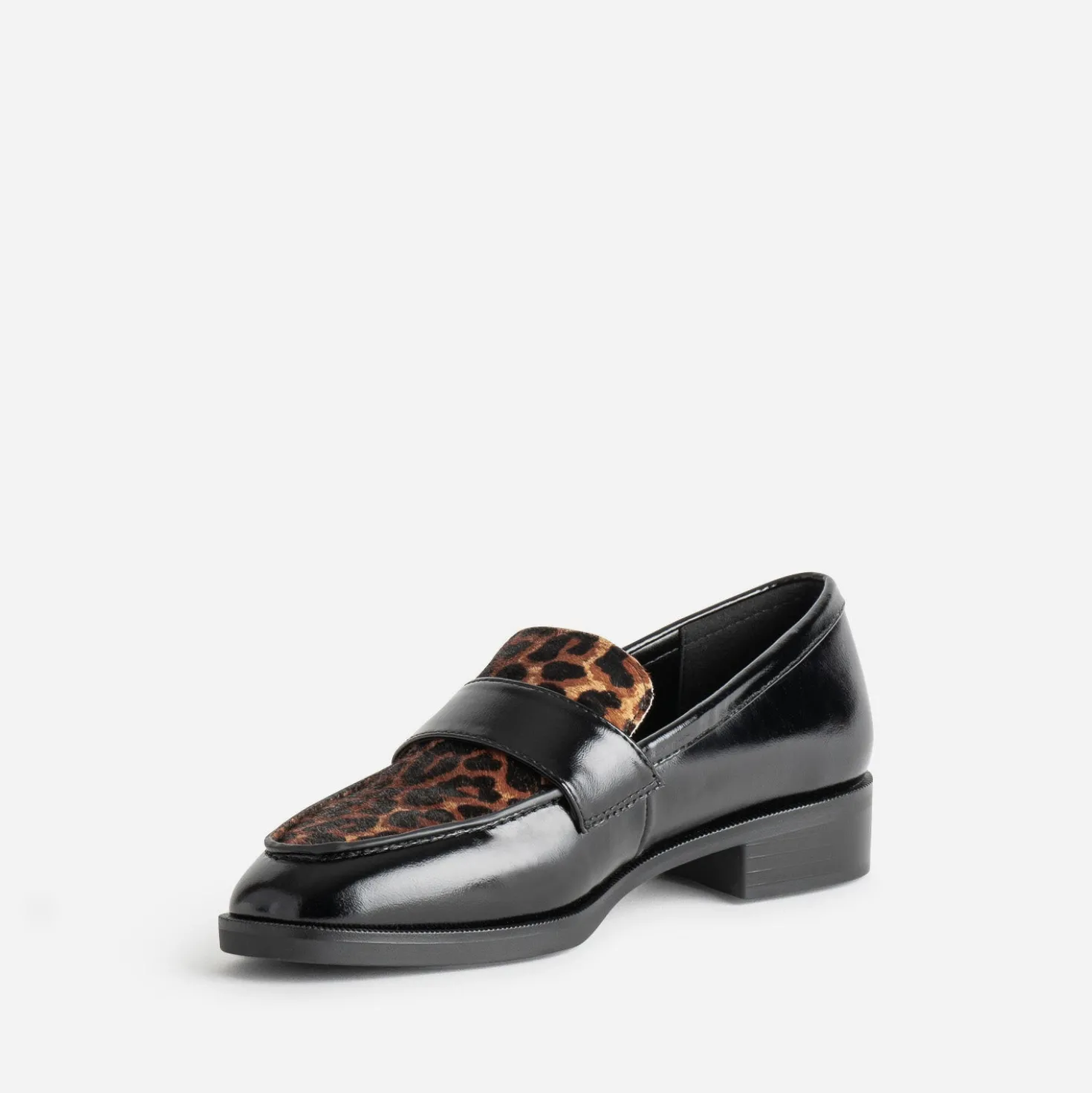 Mocassin noir détails motif léopard