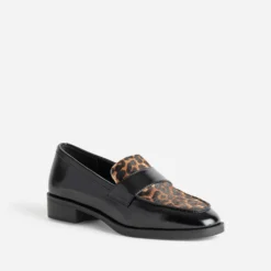 Mocassin noir détails motif léopard