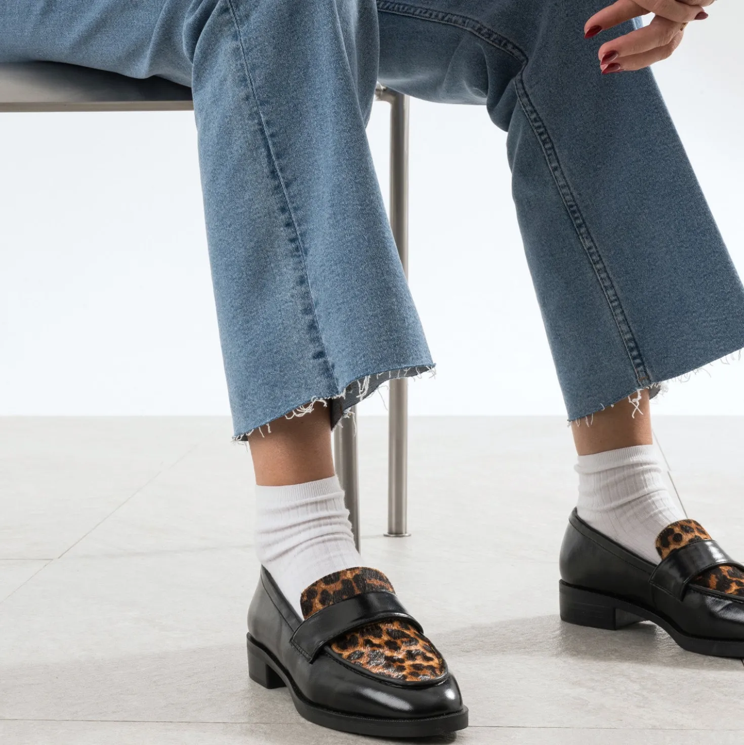 Mocassin noir détails motif léopard