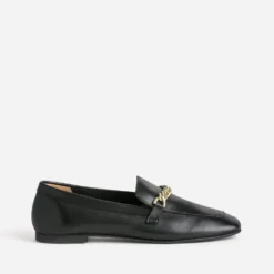 Mocassin noir en cuir chaîne-bijou