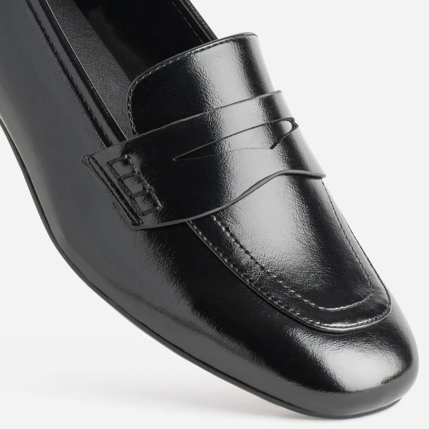 Mocassin noir glacé petit talon