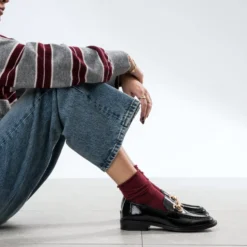 Mocassin noir verni détail doré
