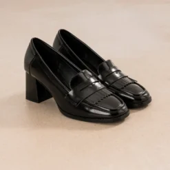 Mocassin à talon noir patte frangée
