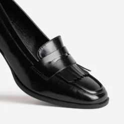 Mocassin à talon noir patte frangée