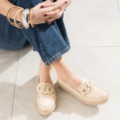 Mocassin TEXTO beige tressage et maxi chaîne