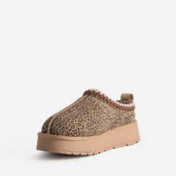 Mule beige cuir velours motif léopard fourrée