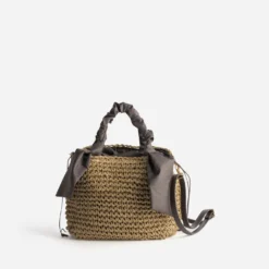 Panier beige foncé tressé à anses marron