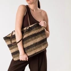 Panier marron tressé motif rayures