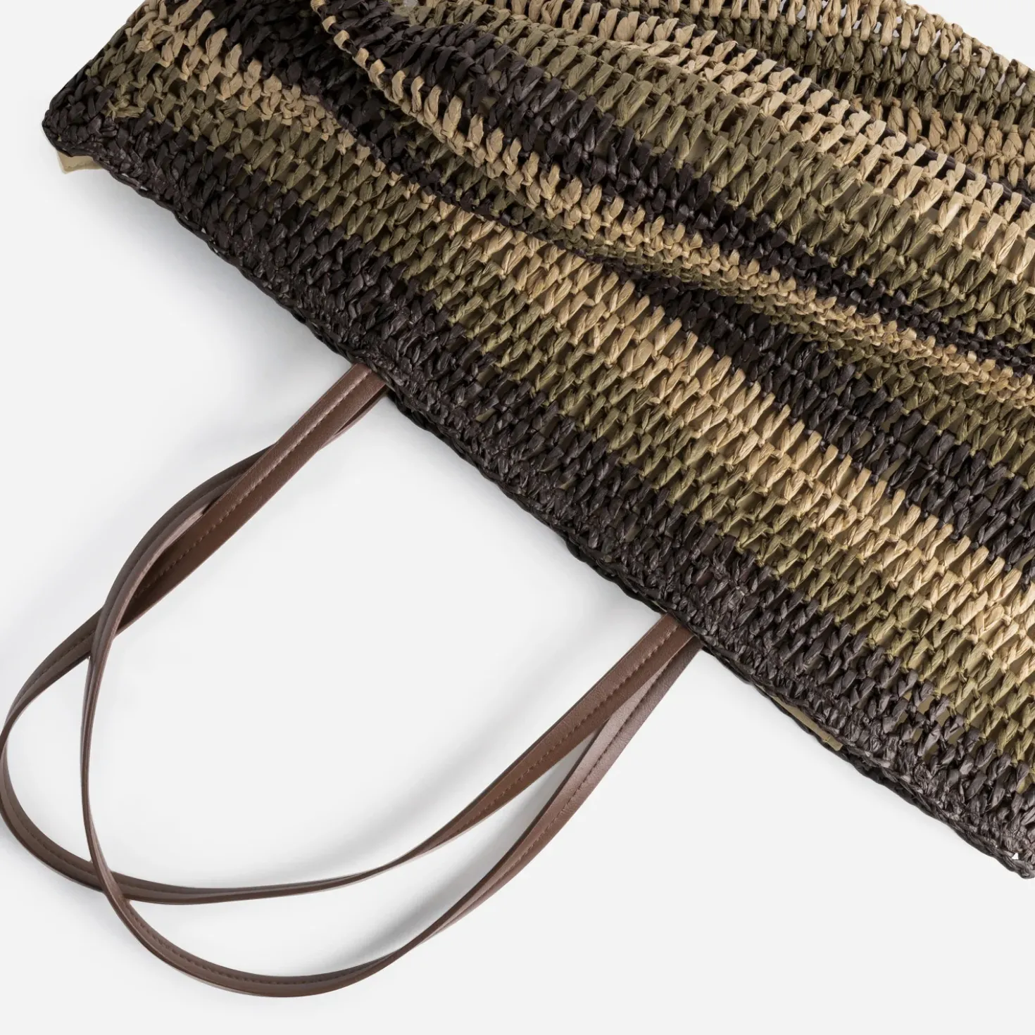 Panier marron tressé motif rayures