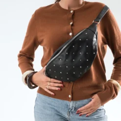 Sac banane noir décor clous