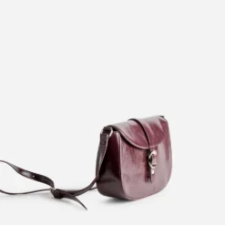 Sac bandoulière bordeaux détails anneaux