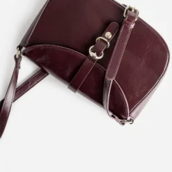 Sac bandoulière bordeaux détails anneaux