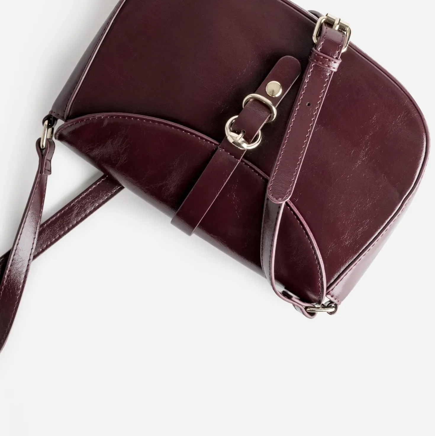 Sac bandoulière bordeaux détails anneaux