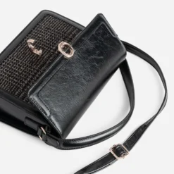Sac bandoulière noir et motif carreaux