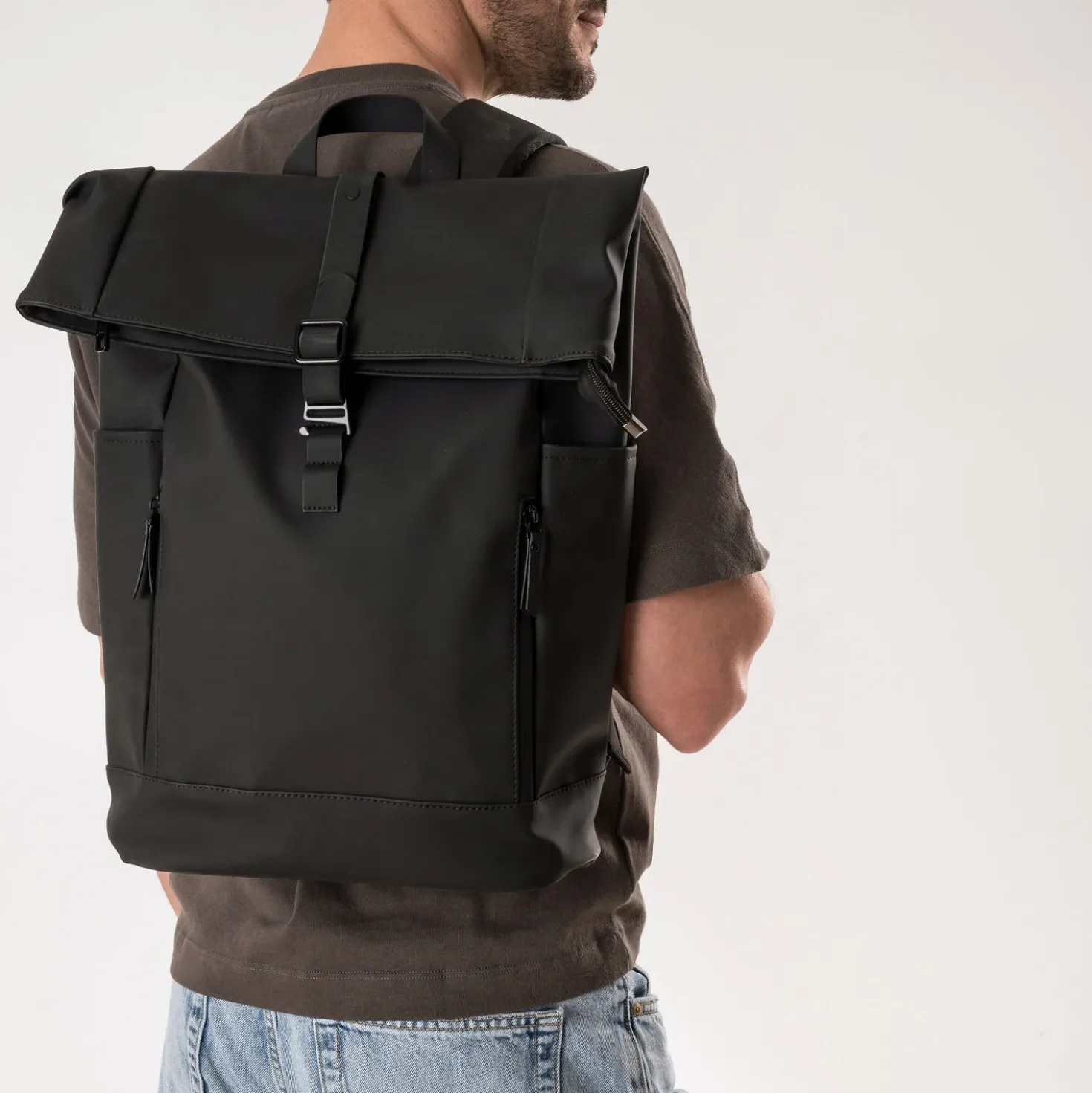 Sac à dos noir mat toucher gomme
