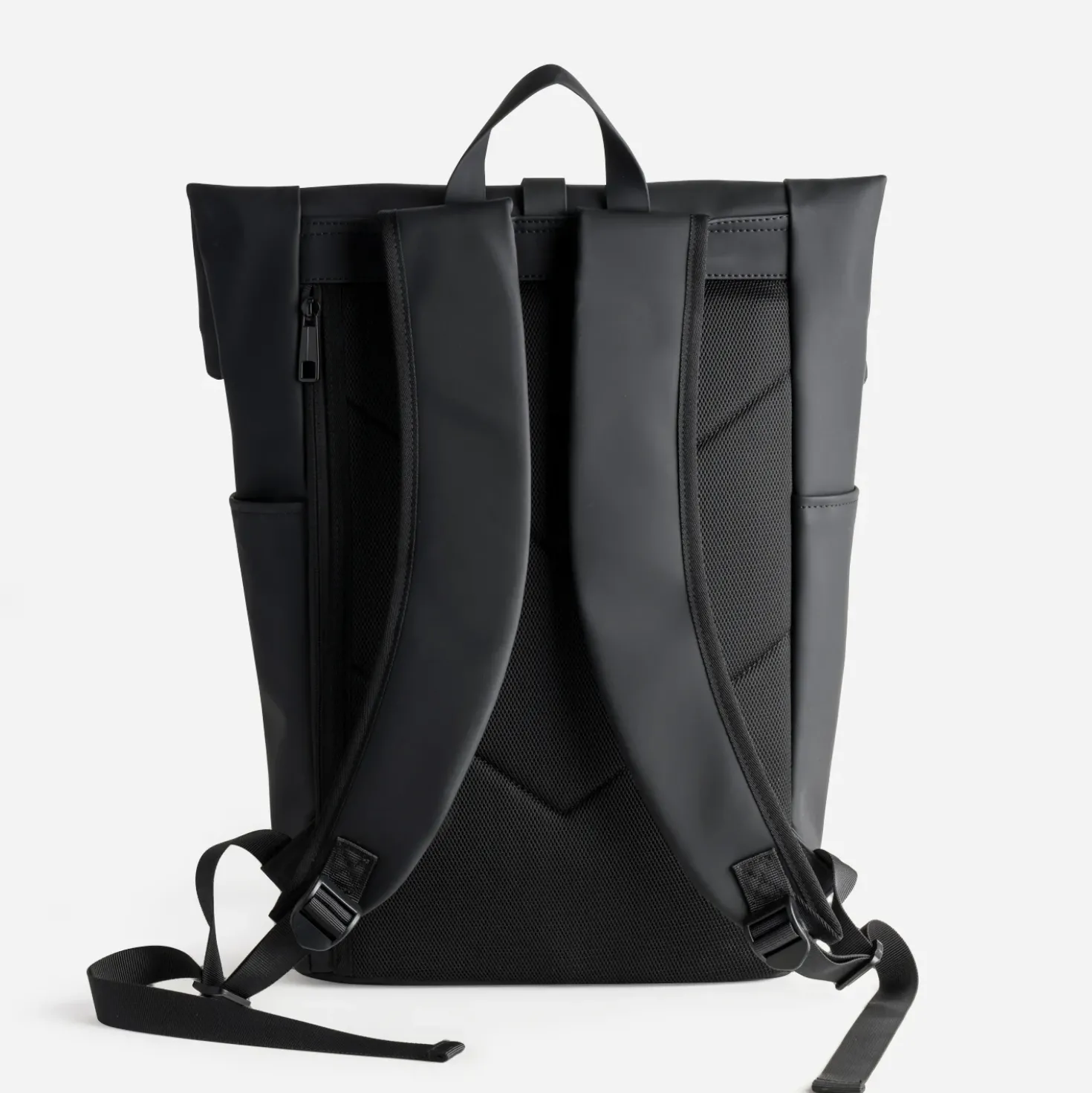 Sac à dos noir mat toucher gomme