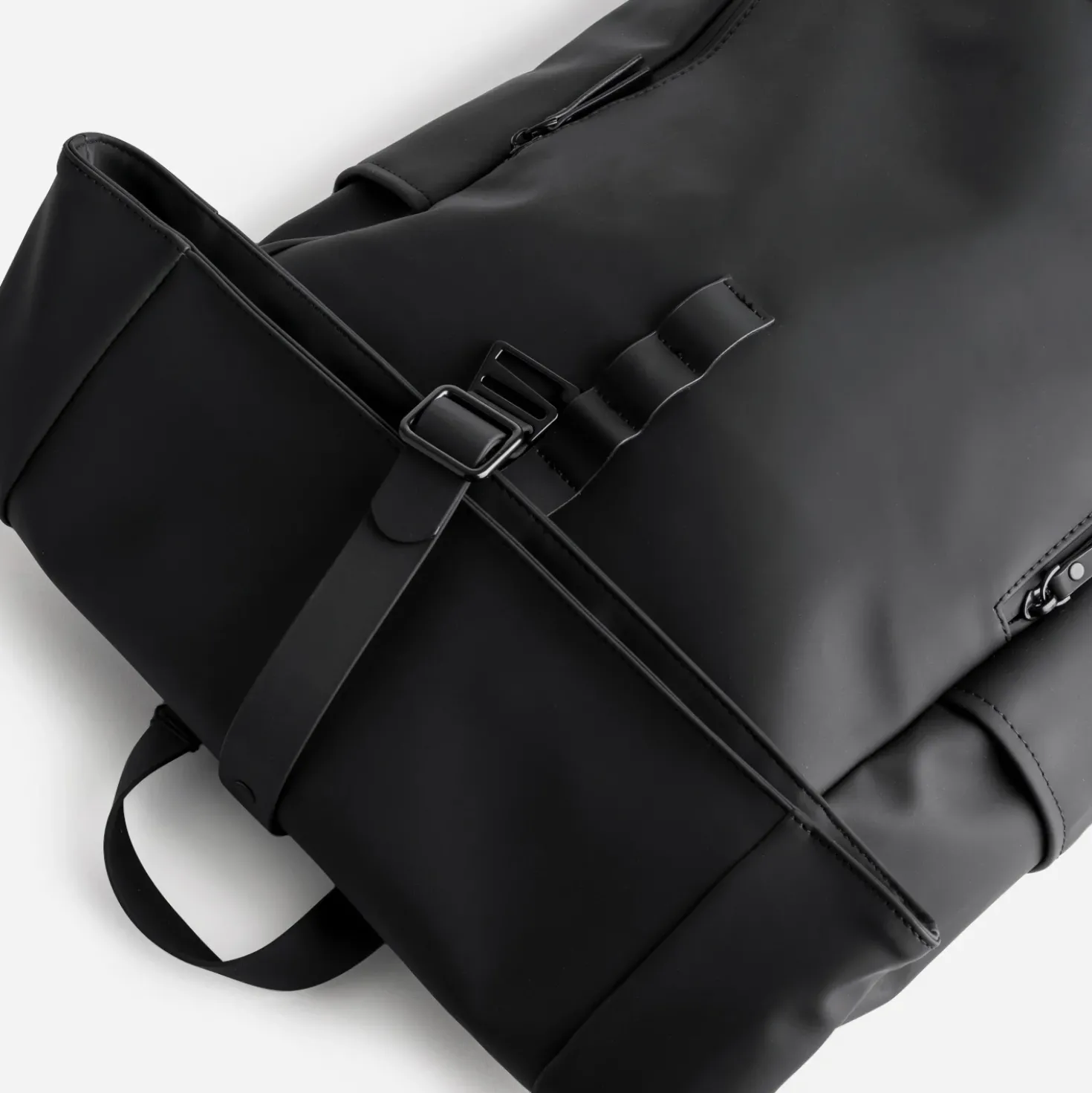 Sac à dos noir mat toucher gomme
