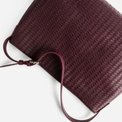 Sac à main bordeaux effet tressé