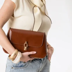 Sac à main cognac décor anneau