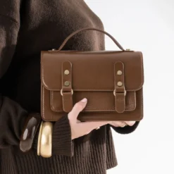 Sac à main marron esprit cartable