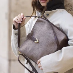 Sac à main marron motif chevrons