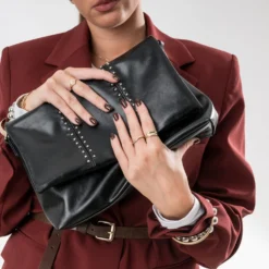 Sac à main noir décor clous