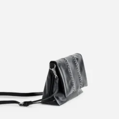 Sac à main noir décor clous