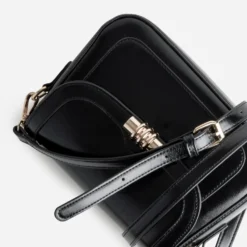 Sac à main noir fermoir doré