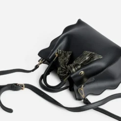 Sac à main noir à ruban imprimé