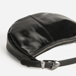 Sac noir cuir verni forme demi-lune