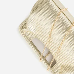 Sac pochette dorée embossage tressé