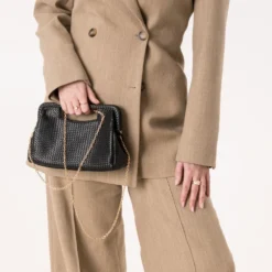 Sac pochette noire embossage tressé