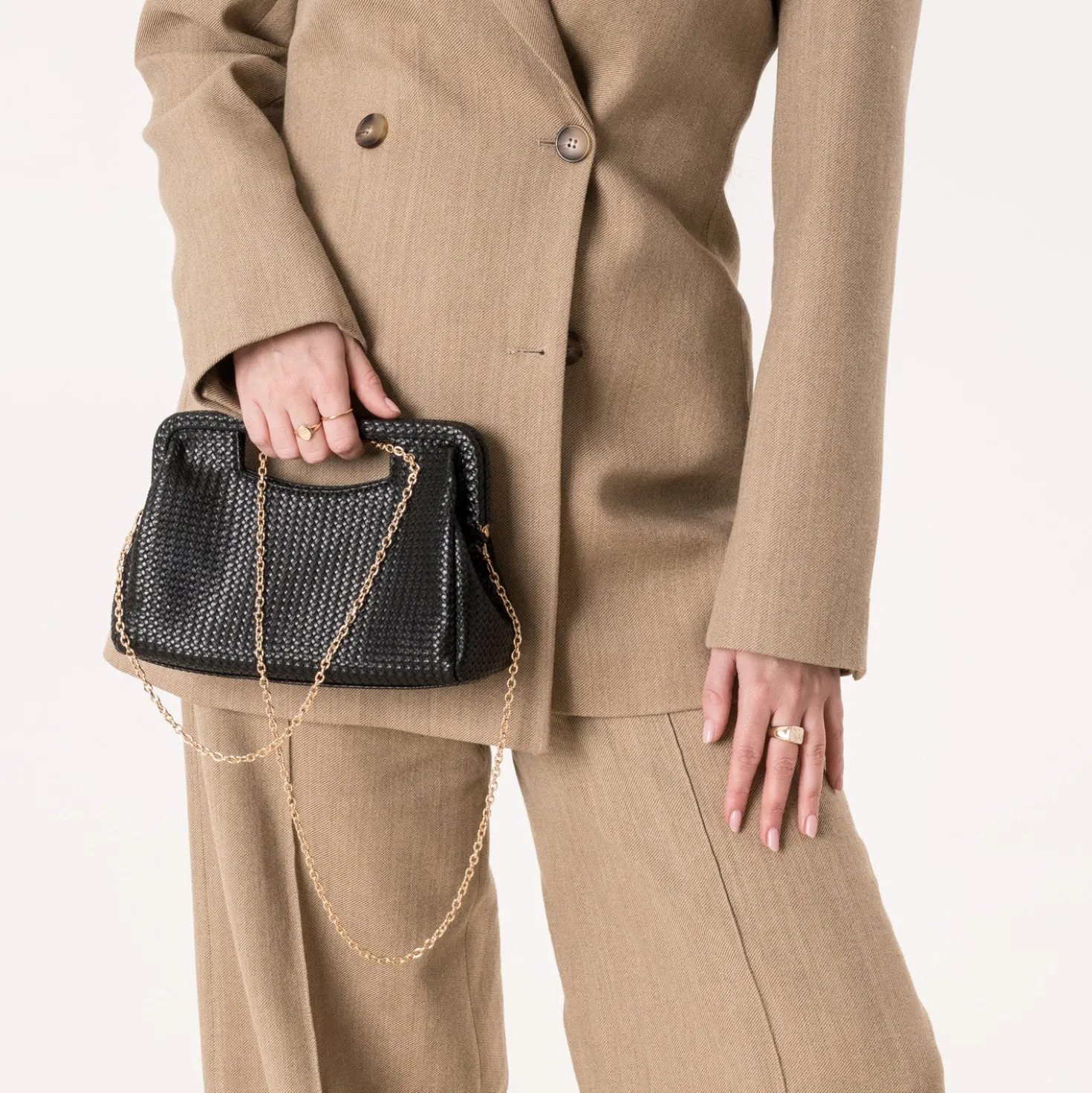 Sac pochette noire embossage tressé