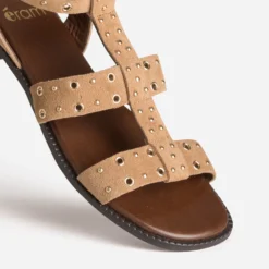 Sandale beige cuir velours œillets et clous