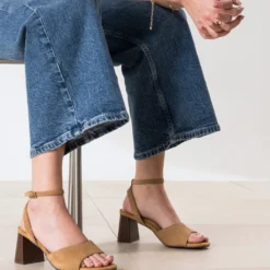 Sandale beige cuir velours à talon
