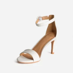 Sandale blanche à talon fin