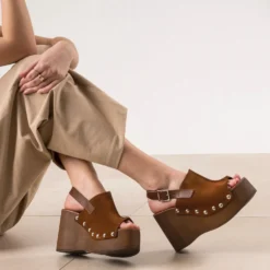 Sandale compensée cognac cuir velours