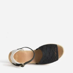 Sandale compensée noire façon macramé