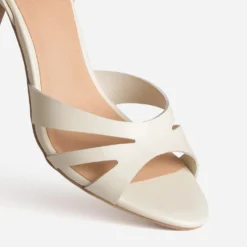 Sandale écrue cuir à talon