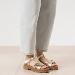 Sandale dorée cuir semelle crantée