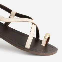 Sandale en cuir écru