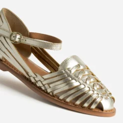 Sandale fermée dorée cuir tressé