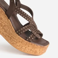 Sandale marron cuir velours détails clous