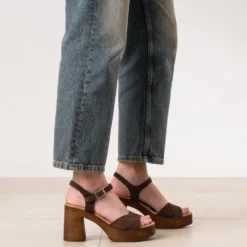 Sandale marron cuir velours à talon